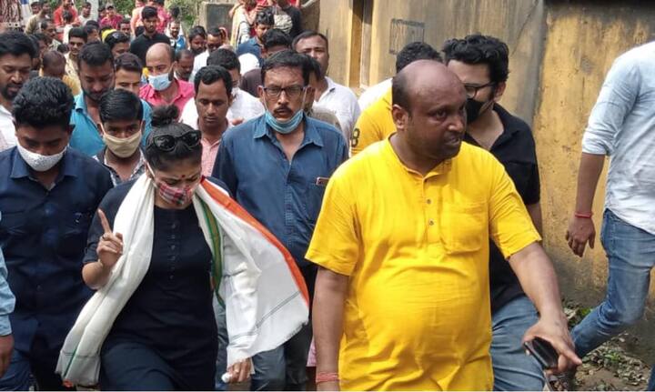 একটানা বৃষ্টিতে আসানসোলে বন্যা পরিস্থিতি তৈরি হয়েছিল। জলমগ্ন হয়ে যায় আসানসোল শহর। এরপর গত শনিবার আসানসোলে যান তৃণমূল নেত্রী সায়নী ঘোষ।