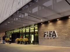 FIFA ने प्लेयर्स को कोविड-19 वैक्सीनेशन करवाने के लिये कहा, वर्ल्ड कप क्वॉलिफायर्स के लिए एक से दूसरे देश ट्रेवल कर रहे हैं खिलाड़ी