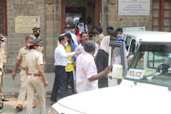 ट्रोलिंग के बाद अब Shahrukh Khan को मिल रहा लोगों का सपोर्ट, Mannat के सामने होर्डिंग्स लेकर पहुंच रहे फैंस