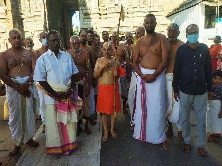 சென்னையைச் சேர்ந்த பக்தர்  ரூ.20 லட்சம் செலவில்  20 கிலோ வெள்ளியினால் செய்யப்பட்ட தடிகளை சமர்ப்பித்தார்.