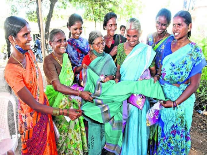Telangana bathukamma sarees distribution Women angry over leaders remarks Bathukamma Sarees: బతుకమ్మ చీరల పంపిణీలో నోరుజారుతున్న నేతలు... ఇష్టముంటే తీసుకోండి లేకుంటే లేదన్న ఎంపీపీ..