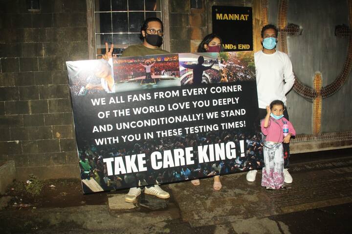 मंगलवार को ऐसे ही एक फैन मन्नत के सामने होर्डिंग्स लेकर पहुंचें. वहीं शाहरुख खान को फैंस का ही नहीं बल्कि बॉलीवुड सेलेब्स का भी सपोर्ट मिल रहा है.