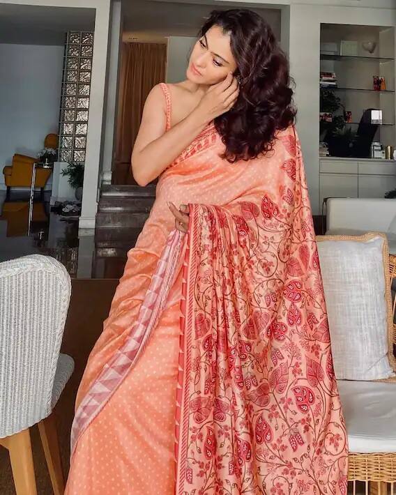 এই ক্রিম রঙের প্রিন্টেড শাড়ি কাজল ম্যাচিং করেছিলেন স্লিভলেস ব্লাউজের সঙ্গে। সাইড পার্টেড চুলে অভিনেত্রীকে দারুণ দেখিয়েছে।