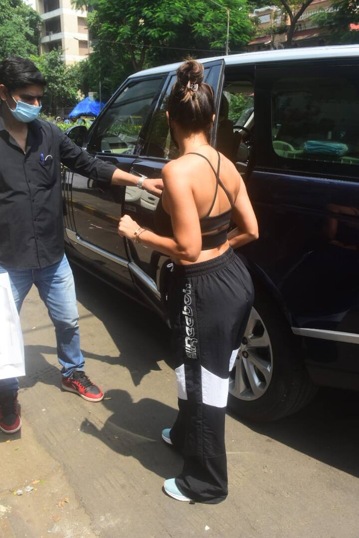 Her hair was tied in a bun and she was carrying two shopping bags. [pic credit: Manav Maglani]