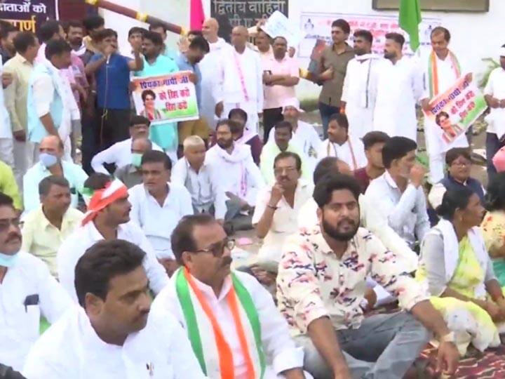 Congress supporters protest in Sitapur demanding release of Priyanka Gandhi Lakhimpur Kheri Violence: प्रियंका गांधी की रिहाई के लिए सीतापुर में कांग्रेस कार्यकर्ताओं का प्रदर्शन, सरकार के खिलाफ की नारेबाजी