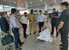 લખનઉ એરપોર્ટ પર જાણો કેમ ધરણા પર બેઠા છત્તીસગઢના મુખ્યમંત્રી ભૂપેશ બઘેલ