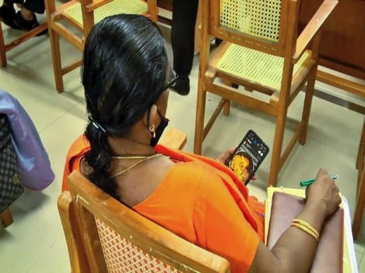 Cuddalore: A female officer was looking at cooking notes on her cell phone at a public meeting கடலூர்: மக்கள் குறைதீர் கூட்டத்தில் செல்போனில் சமையல் குறிப்புகளை பார்த்து கொண்டிருந்த பெண் அதிகாரி