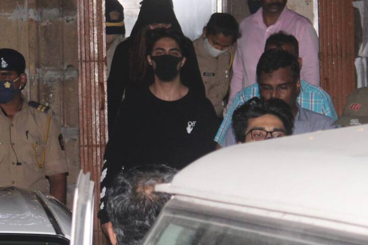 आर्यन खान को दो दिन पहले क्रूज पर हुई एक पार्टी के दौरान एनसीबी ने पकड़ा था उनके साथ कुछ और बड़े चेहरे भी थे.