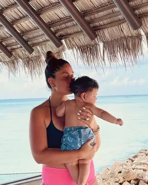 करीना कपूर खानने जेह चा जुना फोटो शेअर करत लिहिले आहे की,  ‘My life, your cheeks and cuddles complete me’. करीनाने हा फोटो शेअर केला यामध्ये जेह गाढ झोपेत होते.