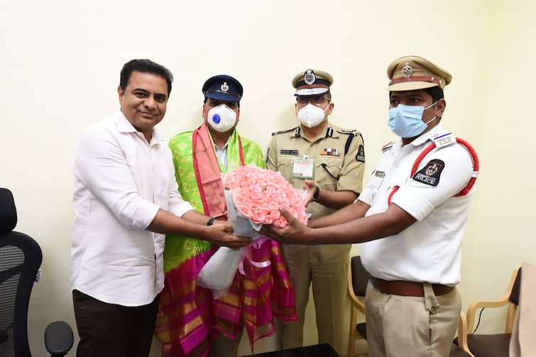 Telangana Minister KTR Pays Challan, Felicitates Traffic Police For Penalising Him Telangana Minister KTR Pays Challan, Felicitates Traffic Police After Penalising Him