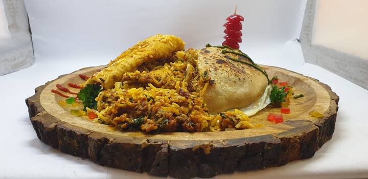 पारंपरिक चपाती मध्ये भरलेलं पुरण म्हणजेच पुरणपोळी आपल्या सर्वांना माहीत आहेच, पण सध्या पुण्यात मिळतीये ही भन्नाट पोळी.. या पोळीत पूरण नाही तर चक्क भरतात 'बिर्याणी'! (Photo:@balefirekebab/IG)