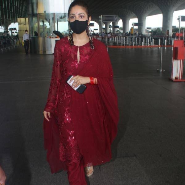 यही नहीं, शादी के बाद यामी जहां-जहां गईं उनका नूर देखते ही बनता था. मिसाल के तौर यामी के इस एअरपोर्ट लुक को ही लें. शादी के फ़ौरन बाद क्लिक हुई इस तस्वीर में यामी रेड ड्रेस में कमाल की दिख रहीं थीं.