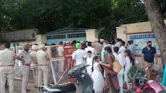 ਸਕੂਲ ਫੀਸ ਮੁਆਫ਼ੀ ਨੂੰ ਲੈ ਧਰਨਾ ਦੇ ਰਹੇ ਮਾਪਿਆਂ ਨੇ ਸੰਗਤਾਂ ਨੂੰ ਗਿਰਜਾਘਰ 'ਚ ਦਾਖਲ ਹੋਣ ਤੋਂ ਰੋਕਿਆ