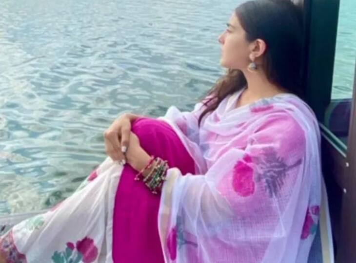 Sara Ali Khan shares pictures from Udaipur, looking fabulous in ethnic suit वेकेशन पर उदयपुर पहुंची Sara Ali Khan ने शेयर की लेक किनारे की खूबसूरत तस्वीर, आप भी देखिए