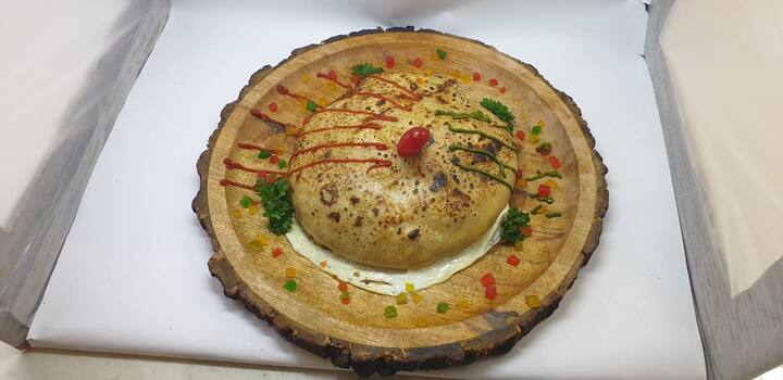 या भन्नाट पोटलीचा आस्वाद घेण्यासाठी सध्या पुणेकर गर्दी करतायत.. (Photo:@balefirekebab/IG)