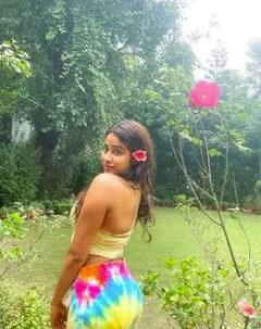 In Pics: Janhvi Kapoor ਨੇ ਯੈਲੋ ਕ੍ਰੋਪ ਟੌਪ ਤੇ ਰੰਗੀਨ ਪੈਂਟ 'ਚ ਦਿਖਾਇਆ ਸਟਾਈਲਿਸ਼ ਅਵਤਾਰ, ਤਸਵੀਰਾਂ ਦੇਖ ਫੈਨਸ ਹੋਏ ਹੈਰਾਨ