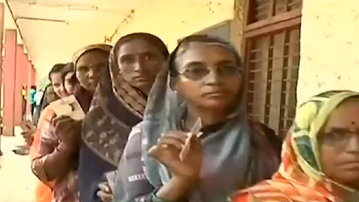 नंदुरबार जिल्ह्यात मतदानासाठी मतदार बाहेर पडत आहेत, मात्र वर्षोनुवर्षे मूलभूत सुविधा मिळत नसल्याने समस्या कायम आहे