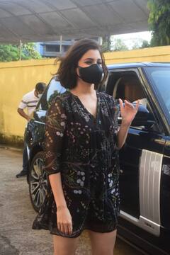 Celebs Spotted: मुंबई शूटिंग के सेट पर नज़र आईं Anushka Sharma और Kareena Kapoor Khan, देखें तस्वीरें