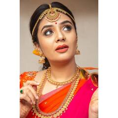 Sreemukhi Photos: జడకు రిబ్బన్.. రంగుల కళ్లద్దాలు.. ఆ హీరోయిన్ ని ఇమిటేట్ చేసిన శ్రీముఖి..