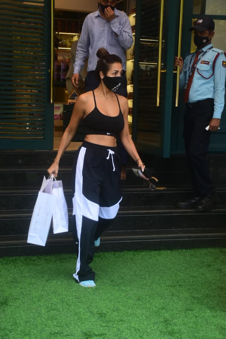 Bollywood diva Malaika Arora was spotted by the paparazzi on Tuesday as she stepped out for shopping. [pic credit: Manav Maglani]