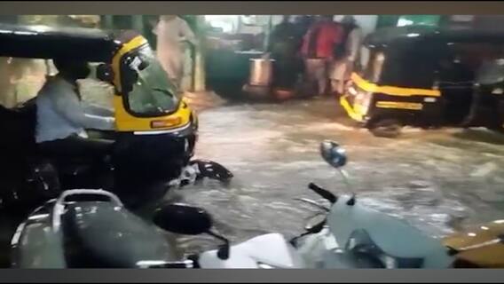 Heavy Rain : कालच्या पावसामुळे Pune जलमय, नाना पेठ, पुणे स्टेशन परिसरात पाणी शिरलं