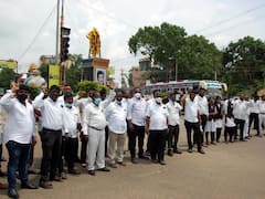 அறையை உடைத்து ஆவணங்களை எடுத்து சென்றதாக கூறி எஸ்.ஐ. மீது புகார்- வழக்கறிஞர்கள் சாலை மறியல்