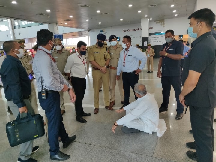 लखनऊ एयरपोर्ट पर जमीन पर बैठे भूपेश बघेल, कहा- मुझे लखीमपुर जाने से रोका जा रहा है