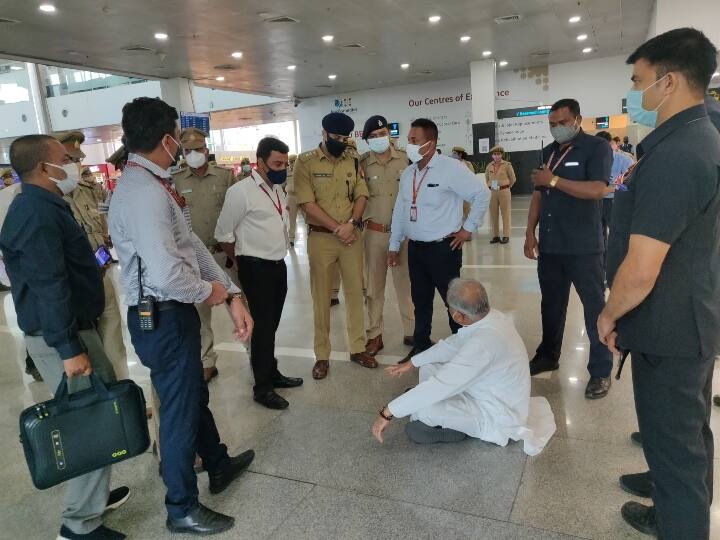Bhupesh Baghel sitting on the ground at Lucknow airport said I am being stopped from going to Lakhimpur लखनऊ एयरपोर्ट पर जमीन पर बैठे भूपेश बघेल, कहा- मुझे लखीमपुर जाने से रोका जा रहा है