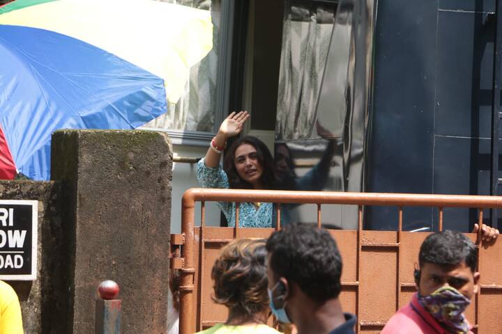 The star smiled and waved to paps as she stood at the door of her vanity van.