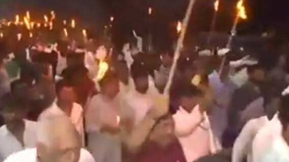 Sitapur: Priyanka Gandhi की गिरफ्तारी के खिलाफ Congress का बड़ी संख्या में मशाल जुलूस | सीधे फील्ड से