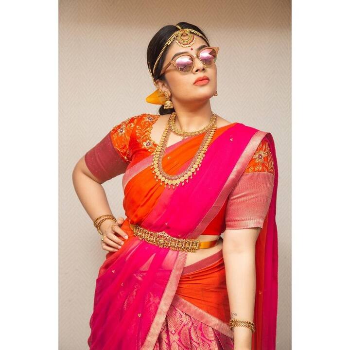 (Photo Courtesy: Instagram) జడకు రిబ్బన్.. రంగుల కళ్లద్దాలు.. లంగావోణీతో పల్లెటూరి పిల్లలా డ్రెస్ చేసుకుంది.