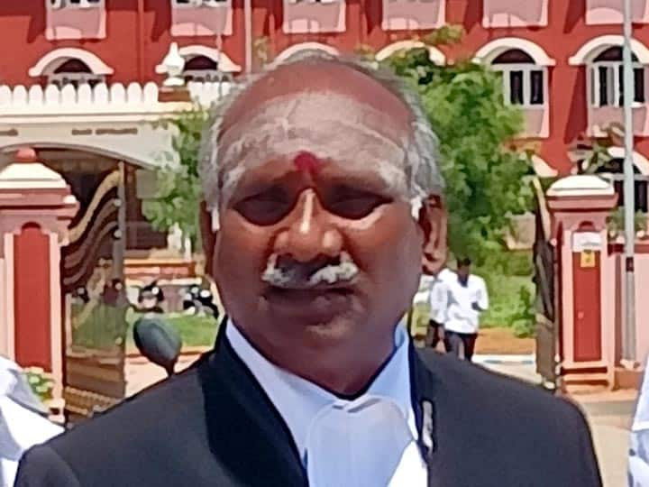 அறையை உடைத்து ஆவணங்களை எடுத்து சென்றதாக கூறி எஸ்.ஐ. மீது புகார்- வழக்கறிஞர்கள் சாலை மறியல்