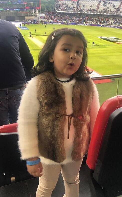 ஸிவா தோனியின் ‘யெல்லவ்’ க்ளிக்ஸ்