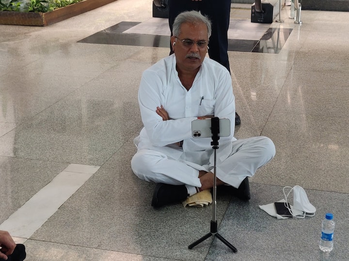 Lakhimpur Kheri Violence: उत्तर प्रदेश के लखीमपुर खीरी जाने के लिए लखनऊ के चौधरी चरण सिंह एयरपोर्ट (अमौसी) पहुंचे छत्तीसगढ के मुख्यमंत्री भूपेश बघेल को रोक दिया गया है. इसके विरोध में बघेल एयरपोर्ट परिसर में ही धरने पर बैठ गये हैं.