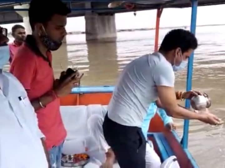 मनोज बाजपेयी ने गढ़मुक्तेश्वर में विसर्जित की पिता की अस्थियां, रविवार को दिल्ली के अस्पताल में हुआ था निधन