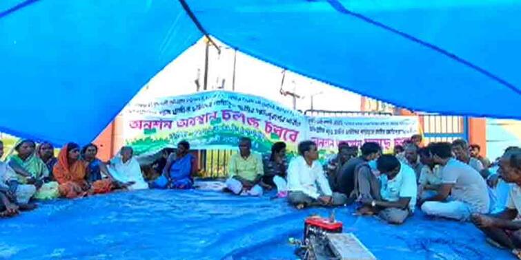 Coochbehar Land donors at Mathabhanga sit in agitation demand compensation Power Grid Corporation Coochbehar: জমি দিয়ে ৫ বছরেও মেলেনি ক্ষতিপূরণ, প্রাপ্য অর্থের দাবিতে মাথাভাঙায় অনশনে জমিদাতারা