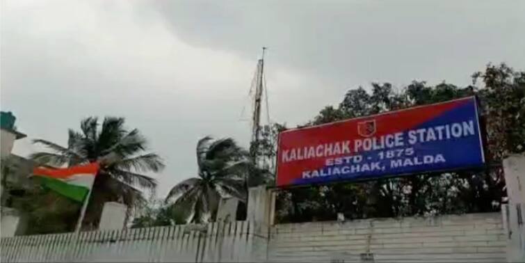 Malda two boys of Kaliachak injured after they threw bomb taking it as ball Malda : এবার মালদার কালিয়াচক, বল ভেবে খেলতে গিয়ে বোমা ফেটে আহত ২ বালক