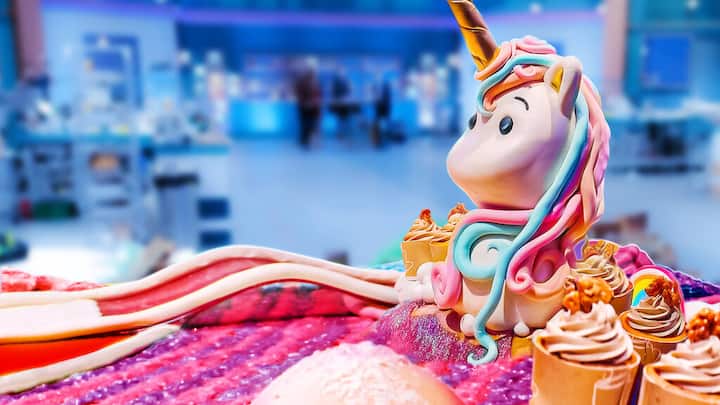 Baking Impossible – Netflix - ये बेकिंग इम्पॉसिबल इनोवेटिव बेकर्स और इंजीनियरों के बारे में है जो ऐसी कृतियों को बेक करते हैं जो टेस्टी होती हैं और तनाव परीक्षणों से बचने के लिए बनाई जाती हैं.