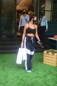 स्टाइलिश स्पोर्टी लुक में सब्जी और फल खरीदने पहुंचीं Malaika Arora, हाथ में थैला उठाए हुए दिखीं
