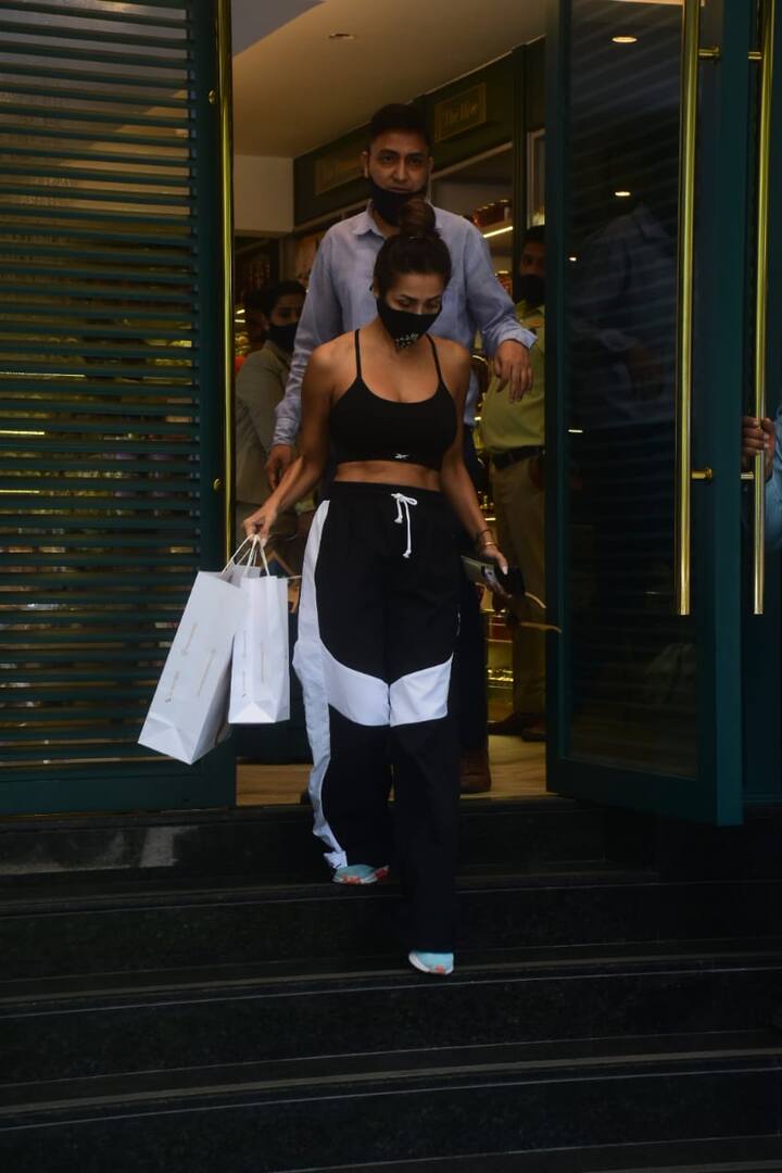 Malaika was wearing a black sports bra and matching joggers. [pic credit: Manav Maglani]