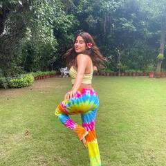 In Pics: Janhvi Kapoor ਨੇ ਯੈਲੋ ਕ੍ਰੋਪ ਟੌਪ ਤੇ ਰੰਗੀਨ ਪੈਂਟ 'ਚ ਦਿਖਾਇਆ ਸਟਾਈਲਿਸ਼ ਅਵਤਾਰ, ਤਸਵੀਰਾਂ ਦੇਖ ਫੈਨਸ ਹੋਏ ਹੈਰਾਨ