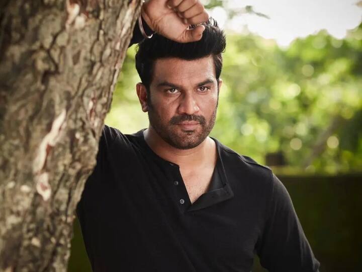 एक्टिंग के साथ-साथ उनकी आवाज भी काफी दमदार हैं. उन्होंने ही फिल्म बाहुबली में अमरेन्द्र बाहुबली के किरदार को अपनी दमदार आवाज दी. शरद हॉलीवुड के फेवरेट वॉयस ओवर आर्टिस्ट में से एक हैं.