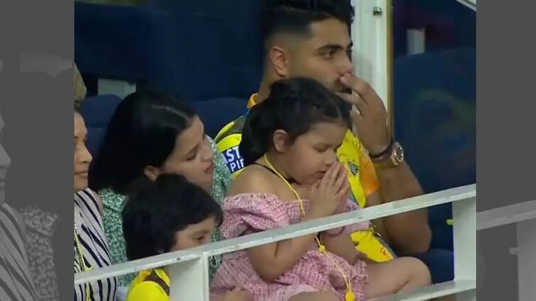 IPL 2021: Ziva Dhoni Spotted Praying During CSK vs DC Match, Pic Goes Viral Ziva Dhoni in IPL: ২২ গজে ধোনি, স্ট্যান্ডে বাবার জন্য প্রার্থনা জিভার, ভাইরাল ছবি