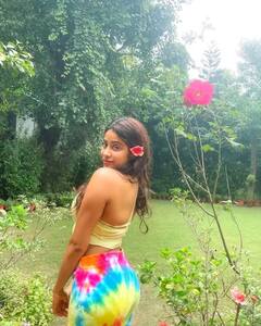 સતરંગી ડ્રેસ પહેરીને ગાર્ડનમાં મસ્તી કરતી દેખાઇ જ્હાન્વી કપૂર, તસવીરોમાં જુઓ અંદાજ