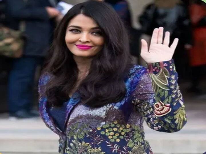 फैशन शो में Aishwarya Rai Bachchan ने पहनी 1.50 लाख की खूबसूरत जैकेट, देखें फोटो Aishwarya Rai styles blue jacket worth Rs 1.50 lakh for Parisian outing with Aaradhya फैशन शो में Aishwarya Rai Bachchan ने पहनी 1.50 लाख की खूबसूरत जैकेट, देखें फोटो