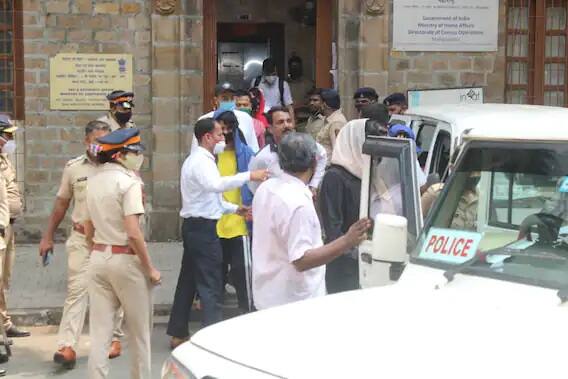 शाहरुख खानचं मोठं फॅन फॉलोइंग असले तरी या दोन दिवसात शाहरुख खानला सोशल मीडियावर बऱ्याच ट्रोलिंगचा सामना करावा लागत आहे.