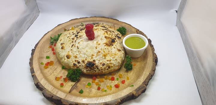 या पोटली मध्ये भरभरून व्हेज बिर्याणी भरलेली असते, ही पोटली खाण्यासाठी तुम्हाला पुण्यातल्या मोशी मध्ये जावं लागेल. (Photo:@balefirekebab/IG)