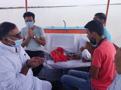 मनोज बाजपेयी ने गढ़मुक्तेश्वर में विसर्जित की पिता की अस्थियां, रविवार को दिल्ली के अस्पताल में हुआ था निधन