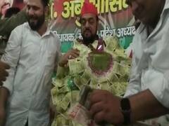 UP Politics: नोटों की माला पहनाकर हुआ सपा नेता अबू आजमी का स्वागत, सवालों पर भड़के, दिया बेतुका बयान