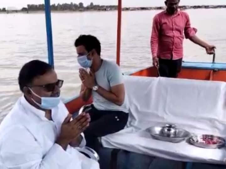 मनोज बाजपेयी ने गढ़मुक्तेश्वर में विसर्जित की पिता की अस्थियां, रविवार को दिल्ली के अस्पताल में हुआ था निधन